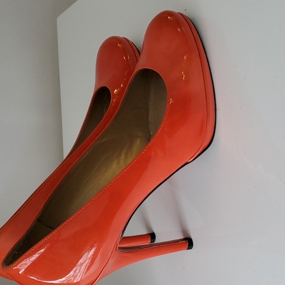 Stuart Weitzman orange pumps in 9 - Picture 2 of 5